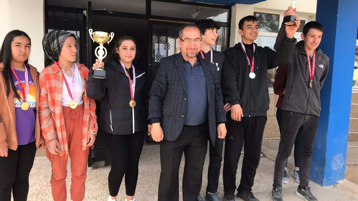 Okulumuz Kız ve Erkek Öğrencileri Dart Turnuvasında Kupalarını ve Madalyalarını Aldılar.