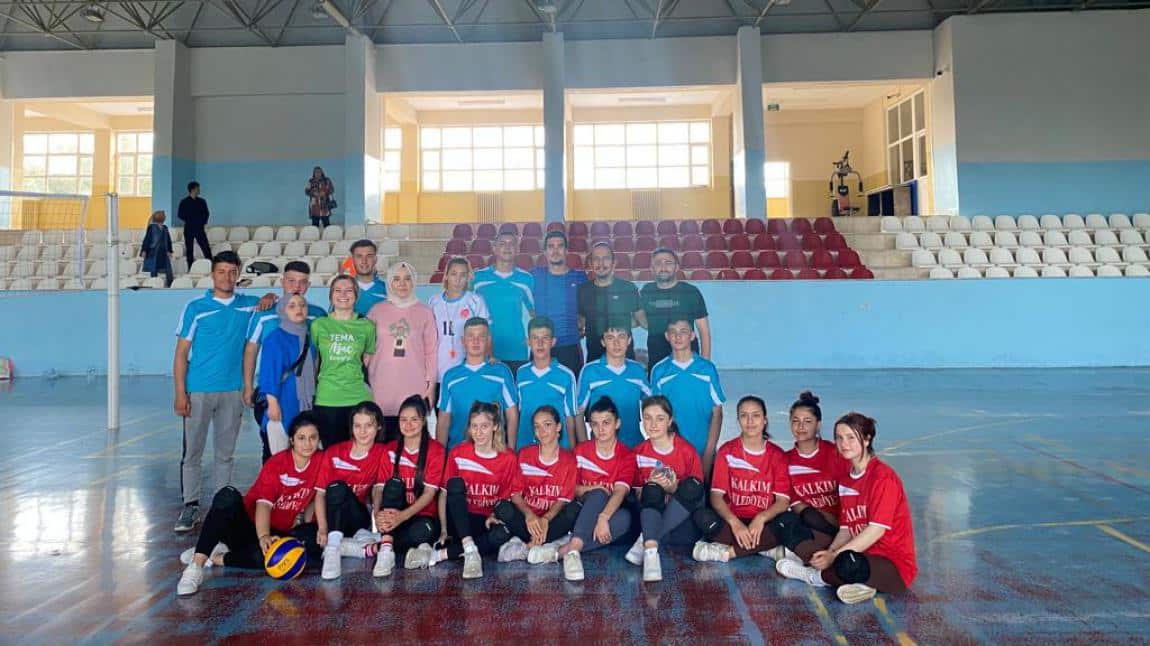 Okulumuz Öğretmen ve Öğrencileri ile Voleybol Turnuvası Yapıldı.